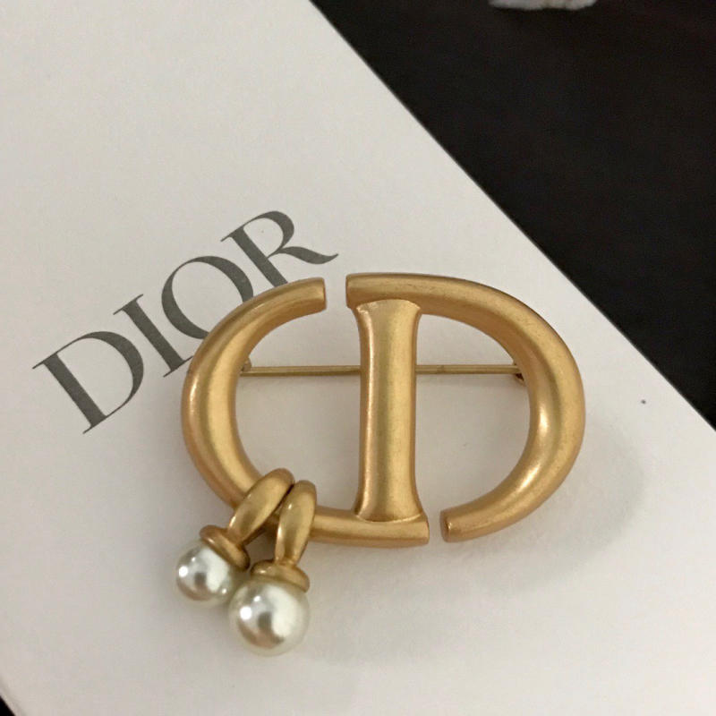 Các kiểu Cài áo hàng hiệu, Chanel, Gucci, Dior