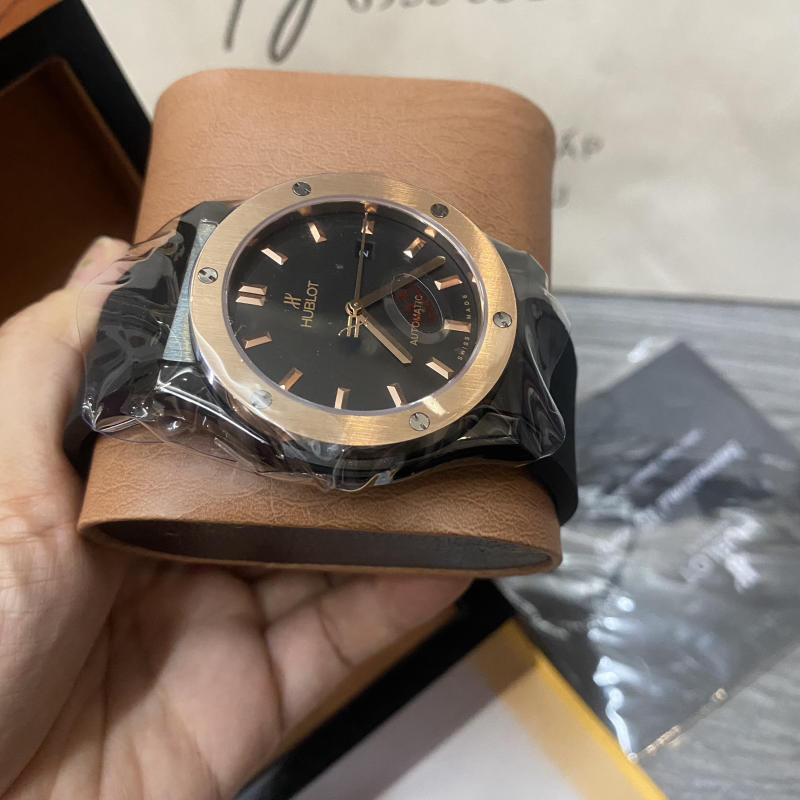 Đồng hồ Hublot đen siêu cấp về trả khách 