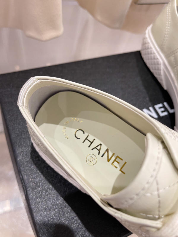 Giày thể thao nữ Chanel cổ thấp màu trắng 