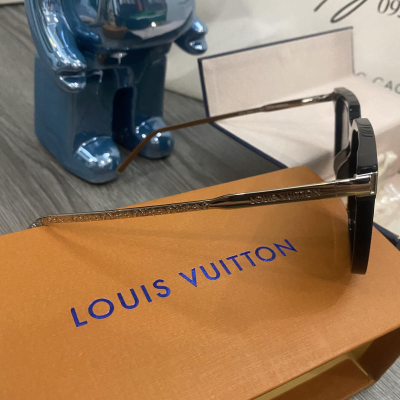 Kính mát Louis Vuitton màu đen siêu cấp về trả khách