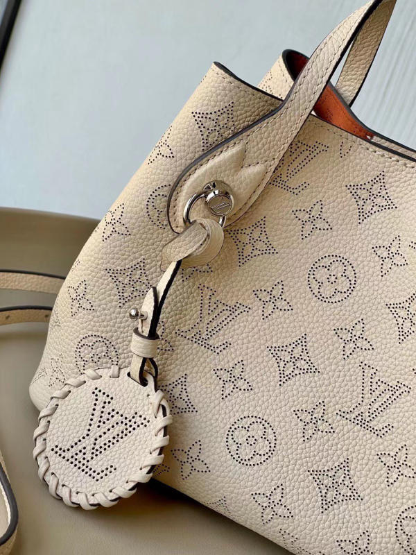 Túi xách Louis Vuitton BLOSSOM kem siêu cấp 1:1