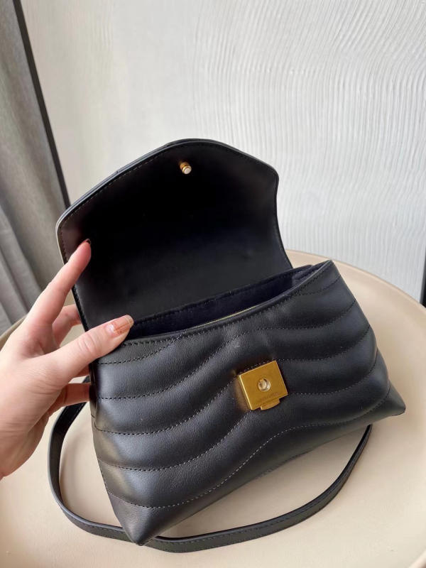 Túi xách Louis Vuitton Hold Me đen siêu cấp 1:1