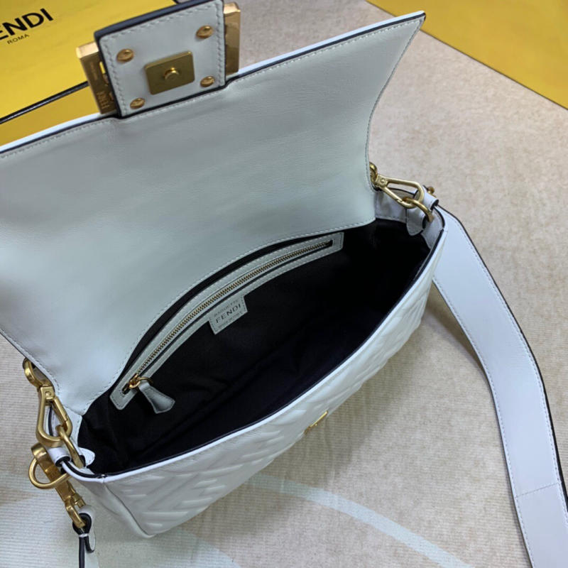 Túi xách nữ Fendi Baguette siêu cấp màu trắng