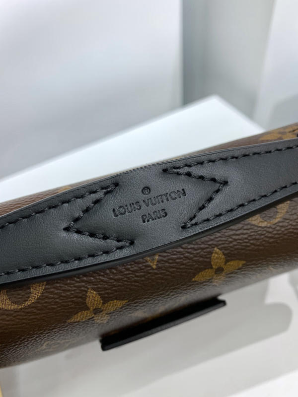 Chiếc túi nam LV Louis Vuitton S Lock Sling màu đen mới 