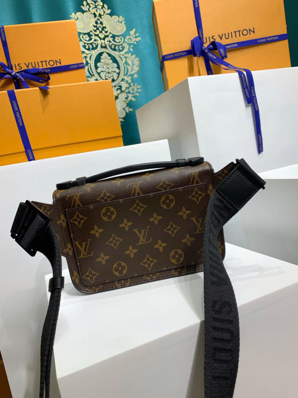 Chiếc túi nam LV Louis Vuitton S Lock Sling màu đen mới 