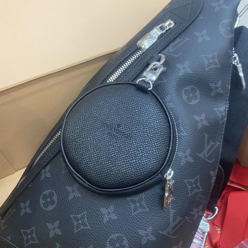 Túi đeo chéo nam Louis Vuitton siêu cấp về trả khách