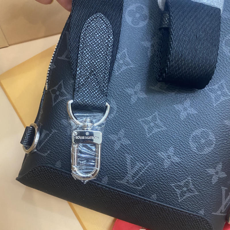 Túi đeo chéo nam Louis Vuitton siêu cấp về trả khách