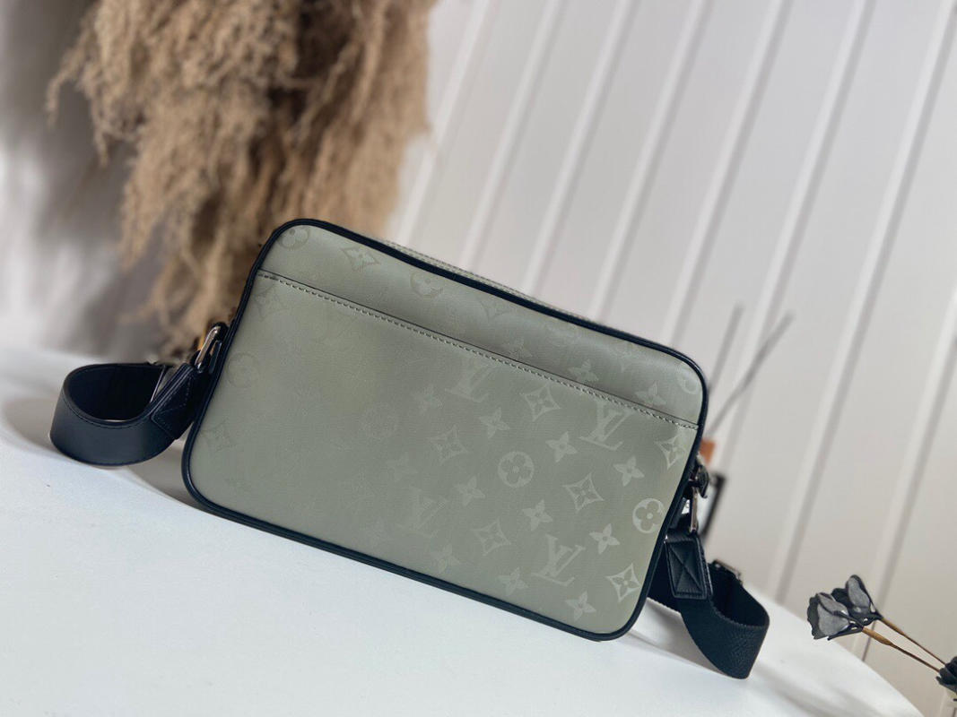 Túi đeo chéo nam LV Louis Vuitton màu xám MESSENGER