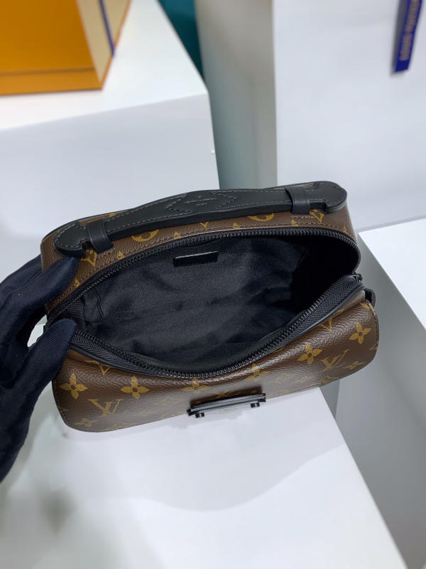 Túi nam đeo chéo LV Louis Vuitton S Lock Sling màu đen mới