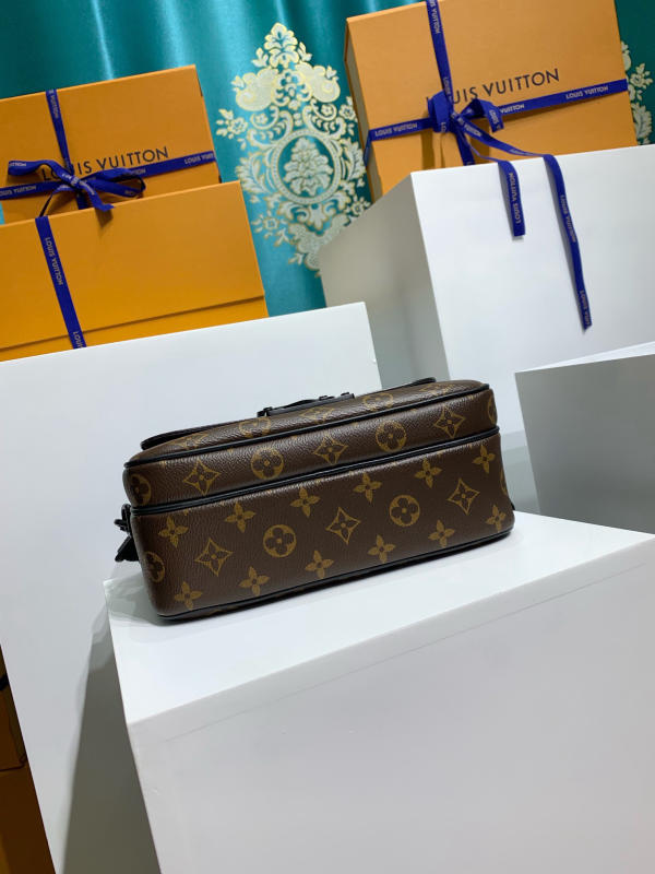 Túi nam đeo chéo LV Louis Vuitton S Lock Sling màu đen mới