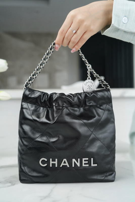 Túi xách Chanel mini 23S màu đen khóa trắng siêu cấp 1:1 