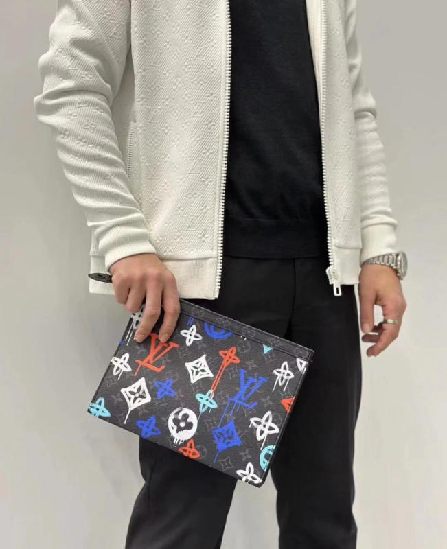 Ví cầm tay LV Pochette Voyage cấp 1:1